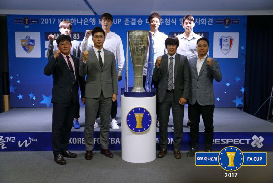 하나은행 FA컵 준결승 대진추첨을 마친 뒤 4강 감독과 선수들이 파이팅을 다짐하고 있다. <대한축구협회 제공>